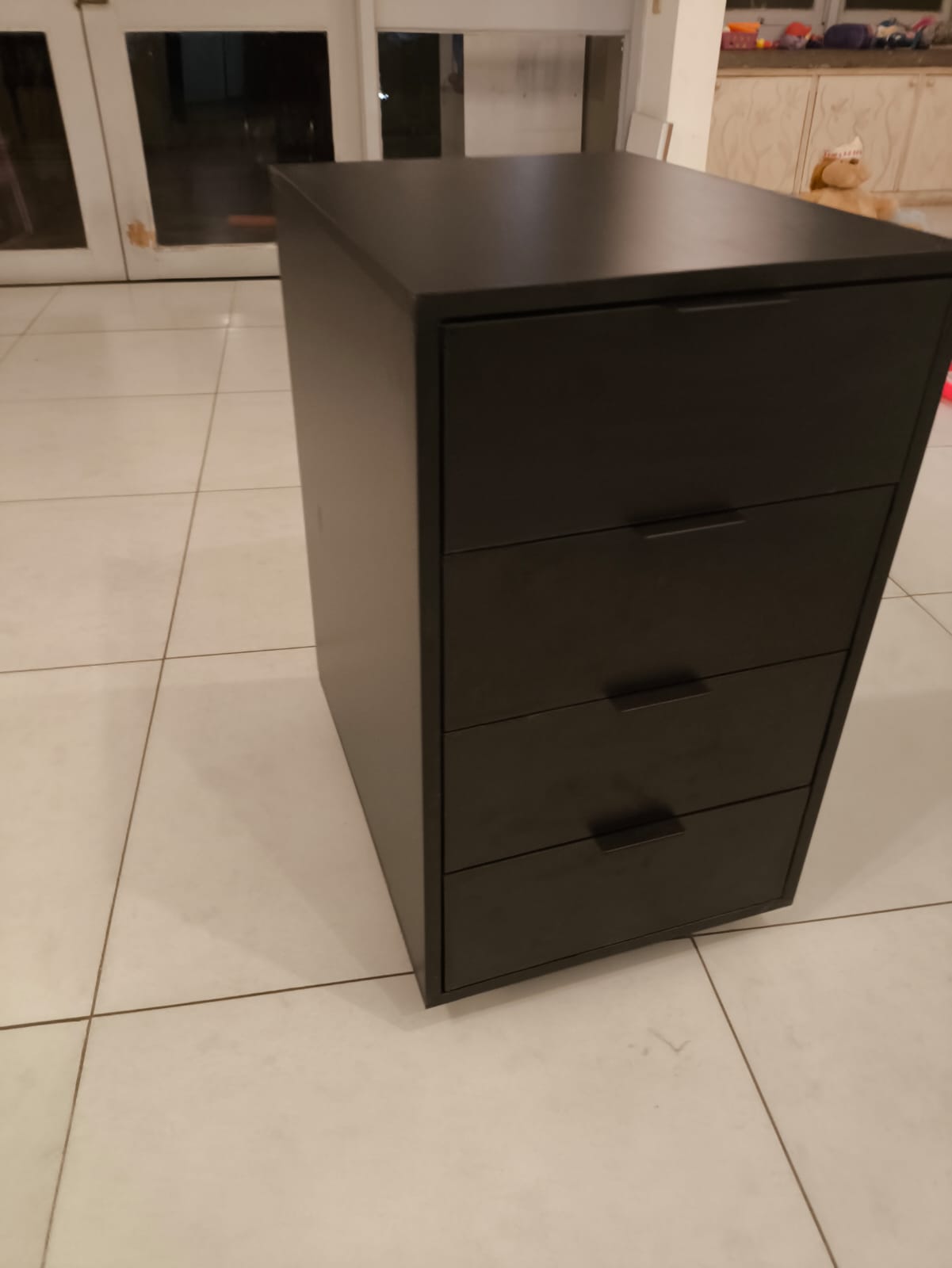 Gaveteiro vertical com acabamento preto